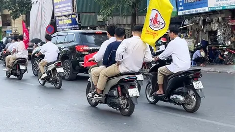 Clip:  Xác minh để xử lý nghiêm nhóm thanh niên đi xe máy không đội mũ bảo hiểm, cầm cờ diễu phố