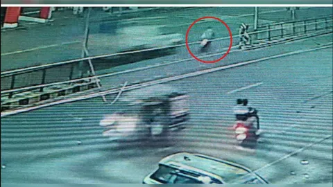 Clip: Tai nạn kinh hoàng, xe máy thiếu quan sát bị ôtô tải tông trúng, kéo lê hàng trăm mét