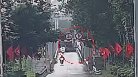 Clip: Giây phút xe chở rác lao thẳng xuống sông khi "bay" qua thành cầu