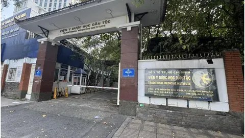 Clip: Khởi tố, khám xét nhà riêng và nơi làm việc của Viện trưởng Viện y dược học dân tộc Tp. Hồ Chí Minh