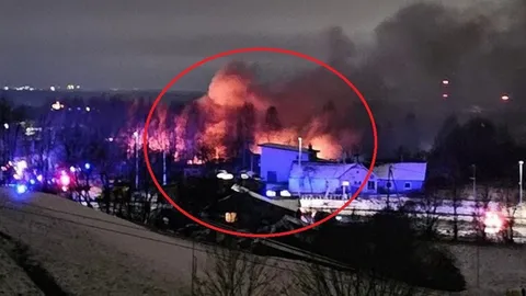 Clip: Thót tim chiếc máy bay suýt chạm trúng căn nhà có 12 người sinh sống rồi bốc cháy ngùn ngụt