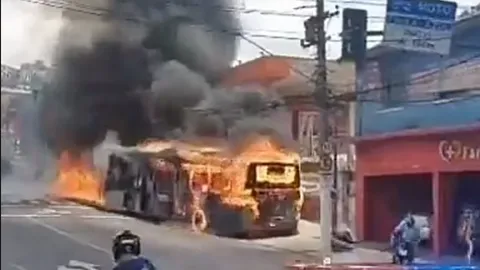 Clip: Kinh hoàng cảnh "xe buýt lửa" không người lái lao giữa lòng thành phố đông đúc