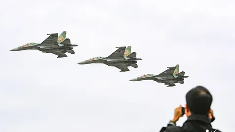 Clip: Chiêm ngưỡng tiêm kích Su-30MK2 và trực thăng Mi trên bầu trời Hà Nội