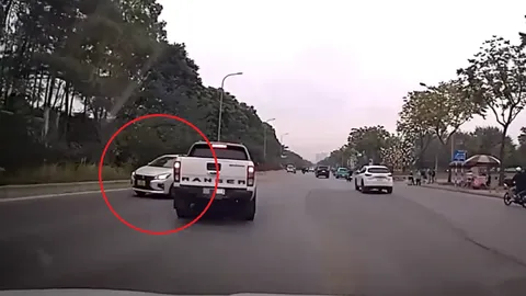Clip: Khiếp vía nhìn taxi vun vút ngược chiều trên Đại lộ Thăng Long, Hà Nội