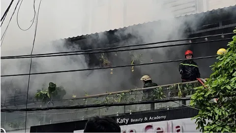 Clip: Nhiều người ở bên trong thời điểm xảy ra cháy nhà cao tầng cho thuê tại Tp. Hồ Chí Minh