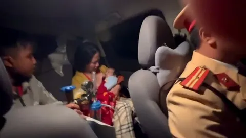 Clip: CSGT dùng xe đặc chủng đưa trẻ sơ sinh suy hô hấp đến bệnh viện cấp cứu kịp thời