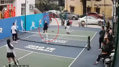 Clip: Hành động bất ngờ của cô gái bị bóng Pickleball bay trúng mặt