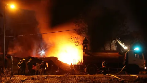 Clip: Cháy kho lốp ô tô, lửa bốc cao hàng chục mét