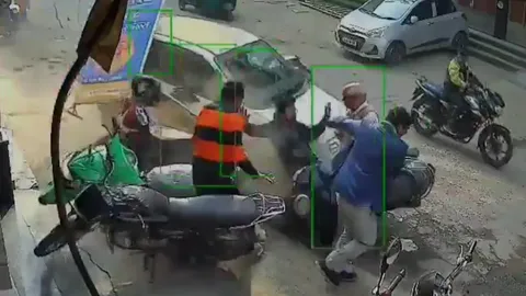 Clip: Thiếu niên 17 tuổi lái ô tô gây tai nạn nghiêm trọng, kéo lê ông lão và cháu trai dưới gầm