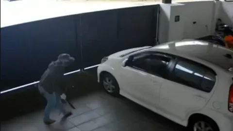 Clip: Chủ nhà dũng cảm chống trả quyết liệt với trộm như phim hành động