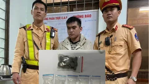 Video: Truy bắt nghi phạm vận chuyển ma túy, bỏ ô tô nổ máy lao về phía cảnh sát