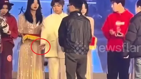 Sửng sốt phút giây thí sinh “ném cúp” ngay trên sân khấu vì…chỉ được giải nhì