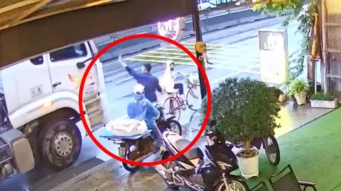 Clip: Kịp thời cứu bé gái trước mũi xe tải, chủ quán cà phê nhận "cơn mưa" lời khen