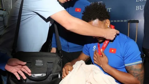 Clip: Giọt nước mắt Nguyễn Xuân Son và cử chỉ đặc biệt của HLV Kim Sang Sik chạm đến trái tim người hâm mộ