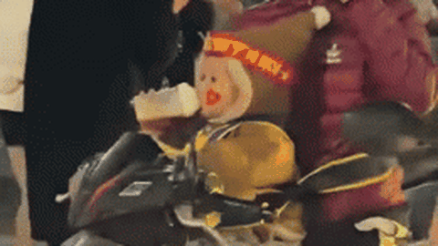 Clip: Biểu hiện của em bé cầm bình sữa "đi bão” đốn tim cư dân mạng