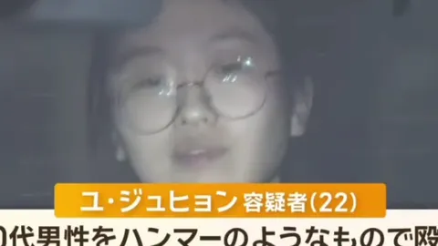 Clip: Nữ sinh Nhật Bản dùng búa tấn công các bạn cùng học trong giảng đường, ít nhất 8 bị thương