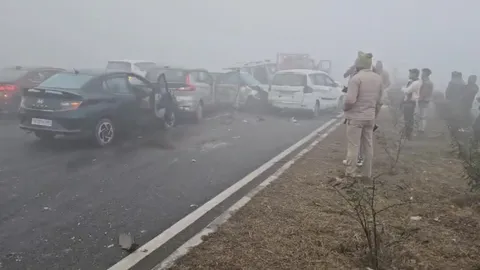 Clip: Ô tô đâm nhau liên hoàn trên đường cao tốc do sương mù dày đặc