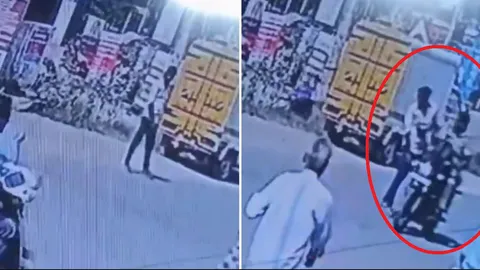 Clip: Cảnh sát Ấn Độ tát vào mặt thanh niên vì sử dụng điện thoại khi qua đường