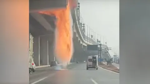 Clip: Khoảnh khắc xe chở dầu ăn bốc cháy, lửa rơi như thác khiến nhiều người run sợ