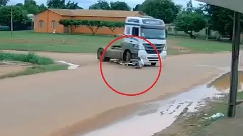 Clip: Xe tải tông trực diện, kéo lê người đi xe đạp hơn 20m, liệu có phép màu xảy ra?