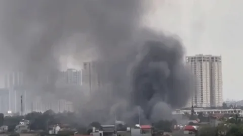 Clip: Sáng 29 Tết, cháy dữ dội tại khu xưởng tạm hàng trăm mét vuông