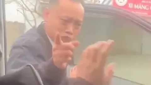 Clip: Phẫn nộ cảnh tài xế ô tô bị người đàn ông đấm túi bụi ở phà Cồn Nhất, Nam Định