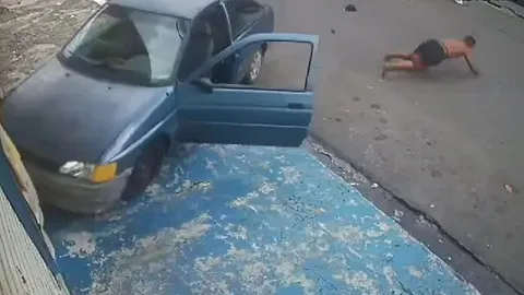 Clip: Tài xế say rượu nhảy khỏi xe trước khi lao vào cửa hàng, phán quyết của tòa gây phẫn nộ