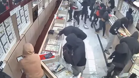 Gần 20 kẻ đeo mặt nạ, cướp sạch tiệm trang sức ở Mỹ chỉ trong 70 giây