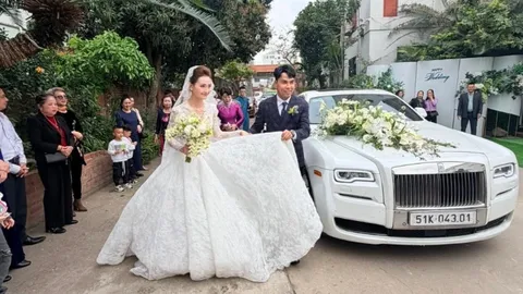 Hành động "tan chảy" của mẹ vợ chú rể Đức Huy ngay tại tiệc cưới với MC Mù Tạt, cả khán phòng lặng đi