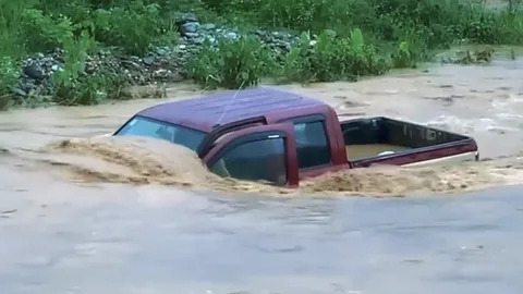 Video: Khoảnh khắc tài xế thoát khỏi xe bán tải trong tích tắc trước khi bị lũ cuốn