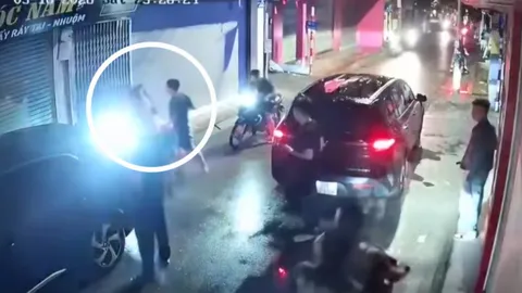 Clip 2 cô gái bị đuổi đánh giữa đêm ở Hà Nội: Hé lộ nguyên nhân từ mâu thuẫn tình cảm, danh tính người hành hung gây chú ý