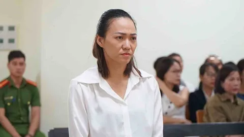 Nữ tài xế uống 8 lon bia tông tử vong Chủ tịch xã rồi về nhà ngủ qua đêm, tòa tuyên án