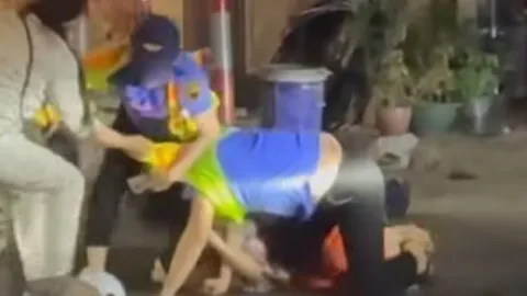 Clip: Người phụ nữ cố tình vượt rào chắn, bị nhắc nhở còn hành hung nhân viên đường sắt tới tấp