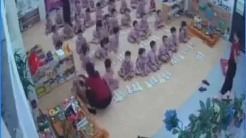 Clip 57 giây ghi lại cảnh gây phẫn nộ tại một lớp mầm non ở Hà Tĩnh