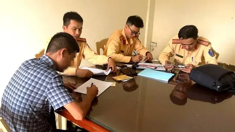 Clip: Xe Ford Everest lấn làn, tạt đầu xe khác trên phố, lộ ngay biển giả