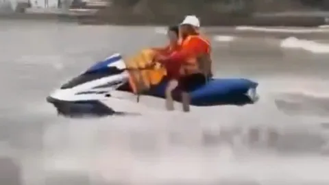 Clip: Cứu sống 2 bé trai sinh đôi bị sóng biển Cửa Lò cuốn trôi xa 50m