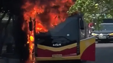 Clip: Xe khách cháy dữ dội ở Nha Trang, khói đen bốc cao hàng chục mét