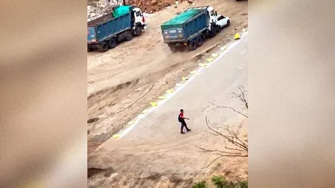 Clip: Bị nợ lương, tài xế xe ben không giữ được bình tĩnh rồi có hành động khiến nhiều người bàng hoàng