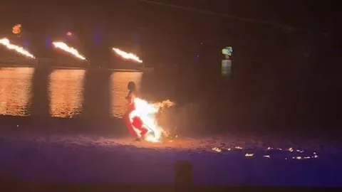 Clip: Nữ vũ công vội lao xuống sông sau khi gặp sự cố khi biểu diễn múa lửa, diễn biến sau đó khiến khán giả bàng hoàng