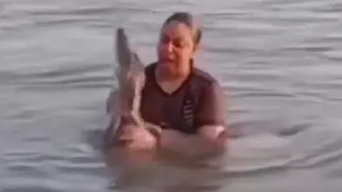 Clip: Tưởng chỉ là khúc gỗ trôi sông, khoảnh khắc nhận ra sự thật khiến nhiều người phụ nữ “đứng tim”