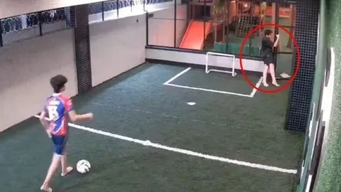 Clip: Thấy bạn bị điện giật dính chặt vào cửa kim loại, thiếu niên nhanh trí giải cứu trong tích tắc