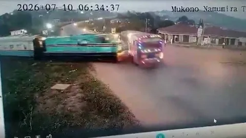 Clip: Xe buýt cố chấp lao qua đường ray dù tàu hỏa liên tục kéo còi, cảnh tượng sau đó khiến nhiều người không khỏi bàng hoàng