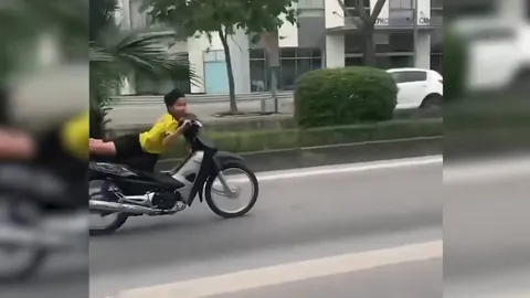 Clip: Nam thanh niên nằm trên yên xe máy lao vun vút trong làn đường BRT