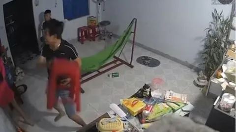 Em gái đăng clip bị anh trai đánh tới tấp lên mạng xã hội, hé lộ nguồn cơn ban đầu