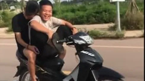 Thể hiện chiến tích trên mạng, nam thanh niên lái xe bằng chân nhận cái kết đắng