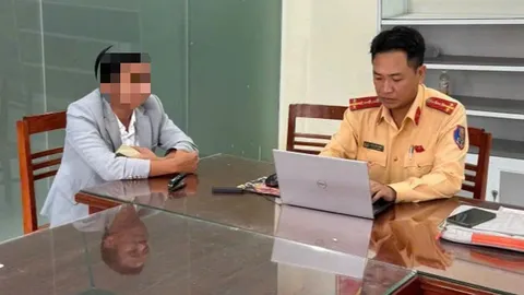 Né chốt CSGT bất thành, ô tô cùng tài xế say rượu “hạ cánh” dưới ruộng