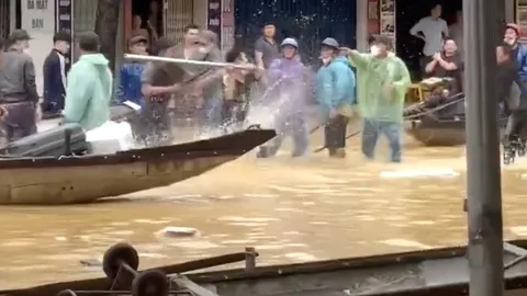 Nhóm người "hỗn chiến" giữa ngập lụt ở Huế, công an vào cuộc