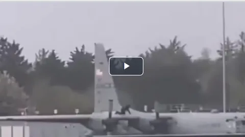 Khoảnh khắc người đàn ông dùng rìu tấn công liên tục vào máy bay quân sự Mỹ ở Ireland