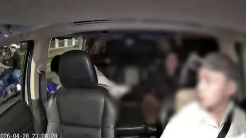 Khoảnh khắc nguy hiểm: Nghi cãi nhau với bạn gái, người đàn ông ngoại quốc lao khỏi xe taxi đang chạy