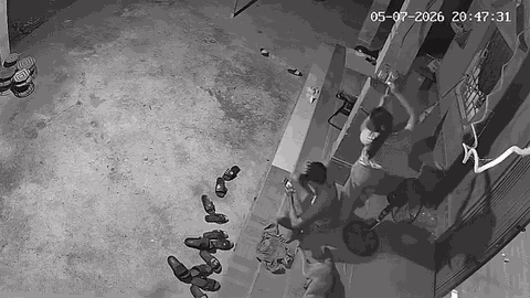 Camera ghi lại giây phút người phụ nữ suýt trả giá đắt khi "trổ tài" sửa điện